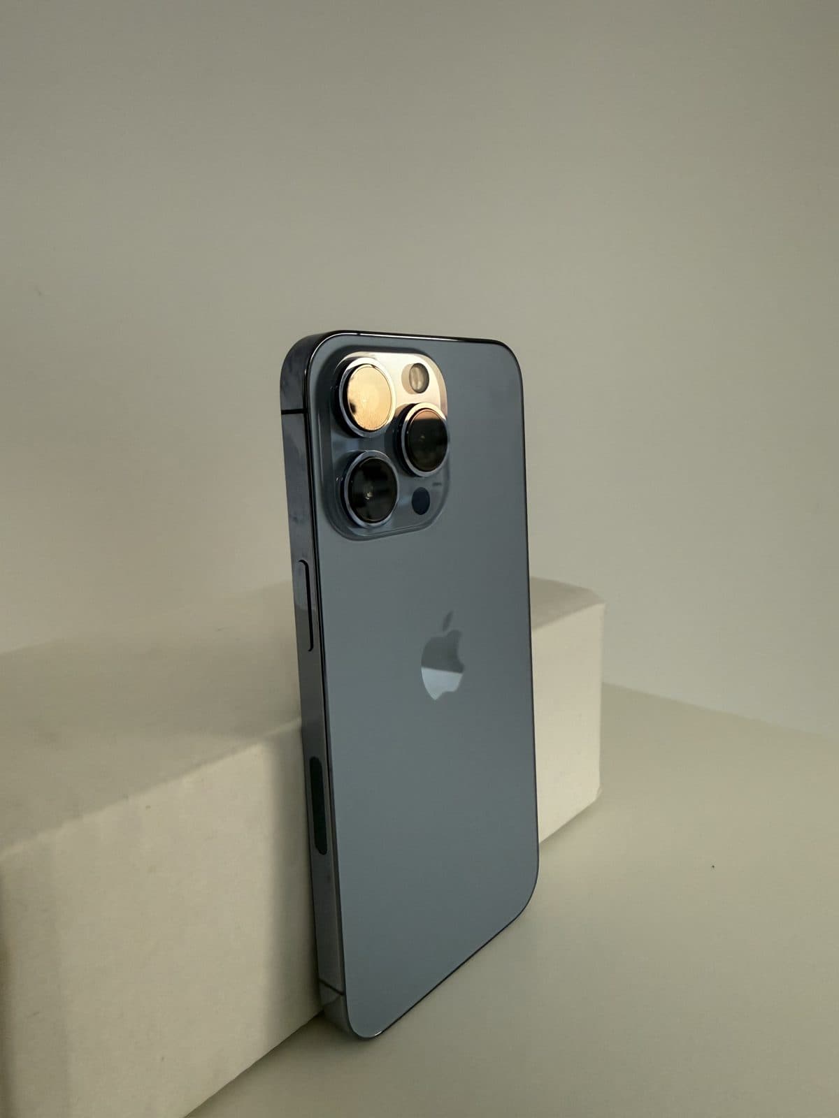iPhone 13 Pro 256GB Azul sierra reacondicionado, vista lateral