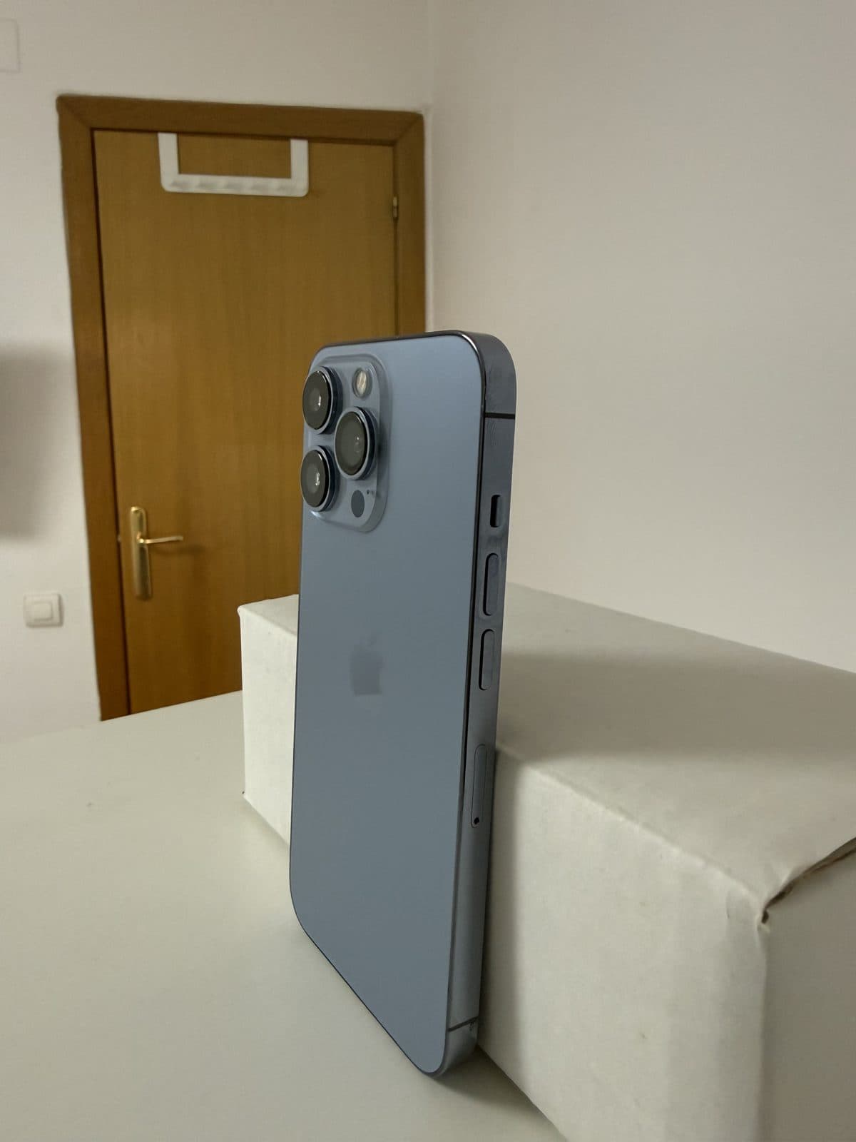 iPhone 13 Pro 256GB Azul sierra reacondicionado, vista lateral