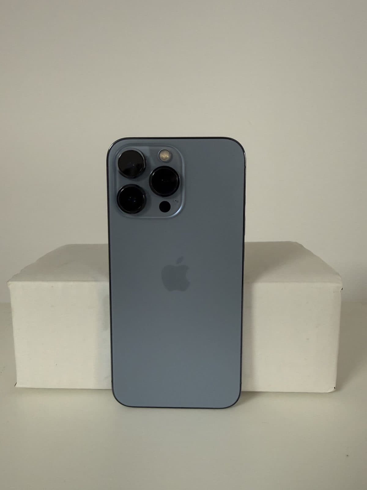 iPhone 13 Pro 256GB Azul sierra reacondicionado, cara trasera