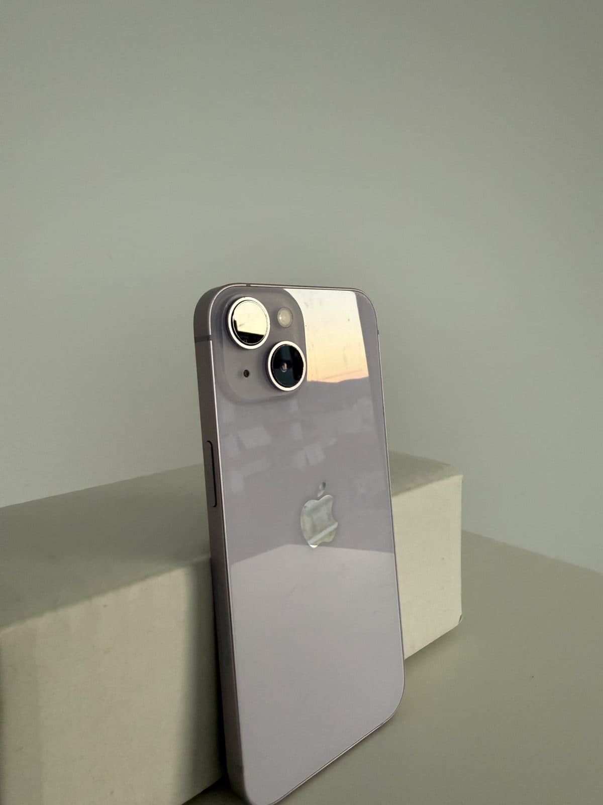 iPhone 14 256GB Púrpura reacondicionado, vista lateral
