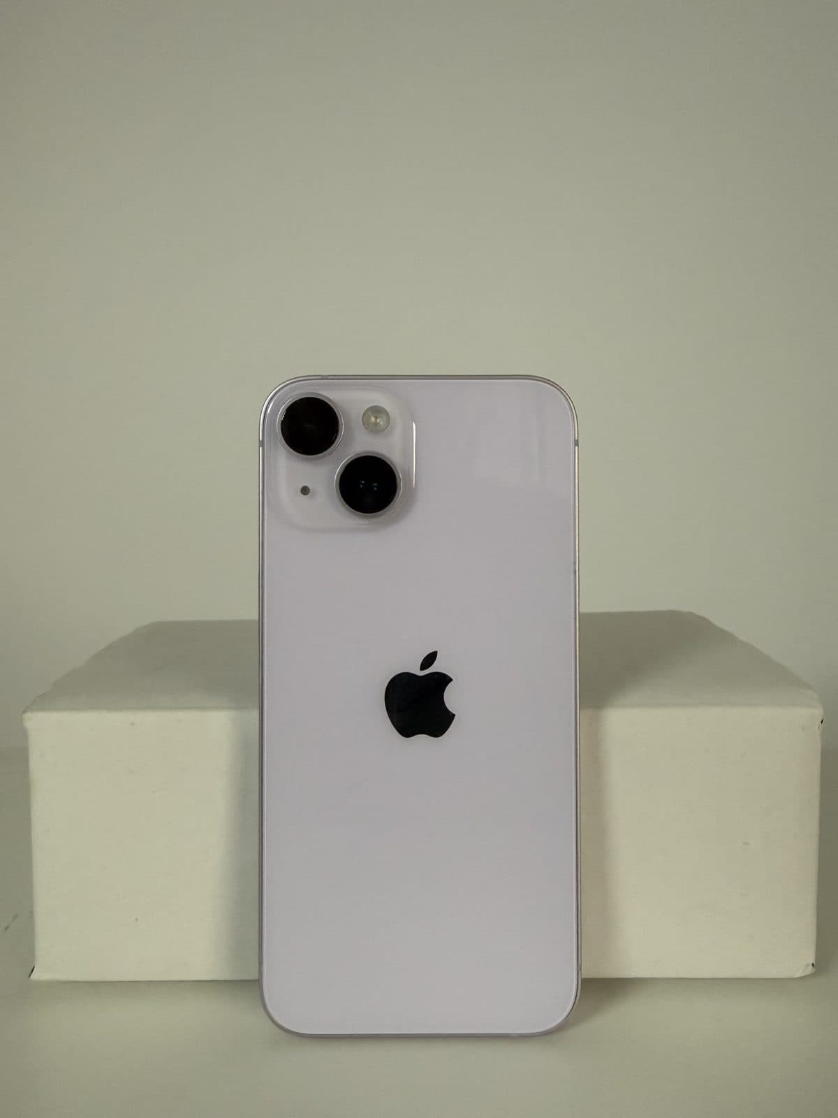 iPhone 14 256GB Púrpura reacondicionado, cara trasera
