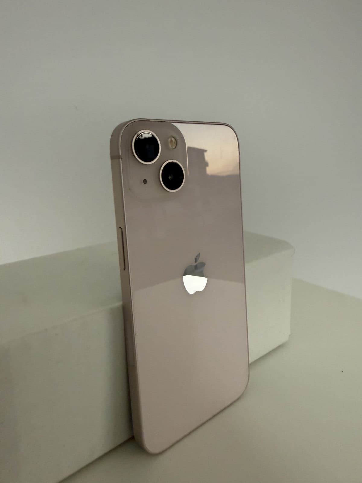 iPhone 13 128GB Rosa reacondicionado, vista lateral