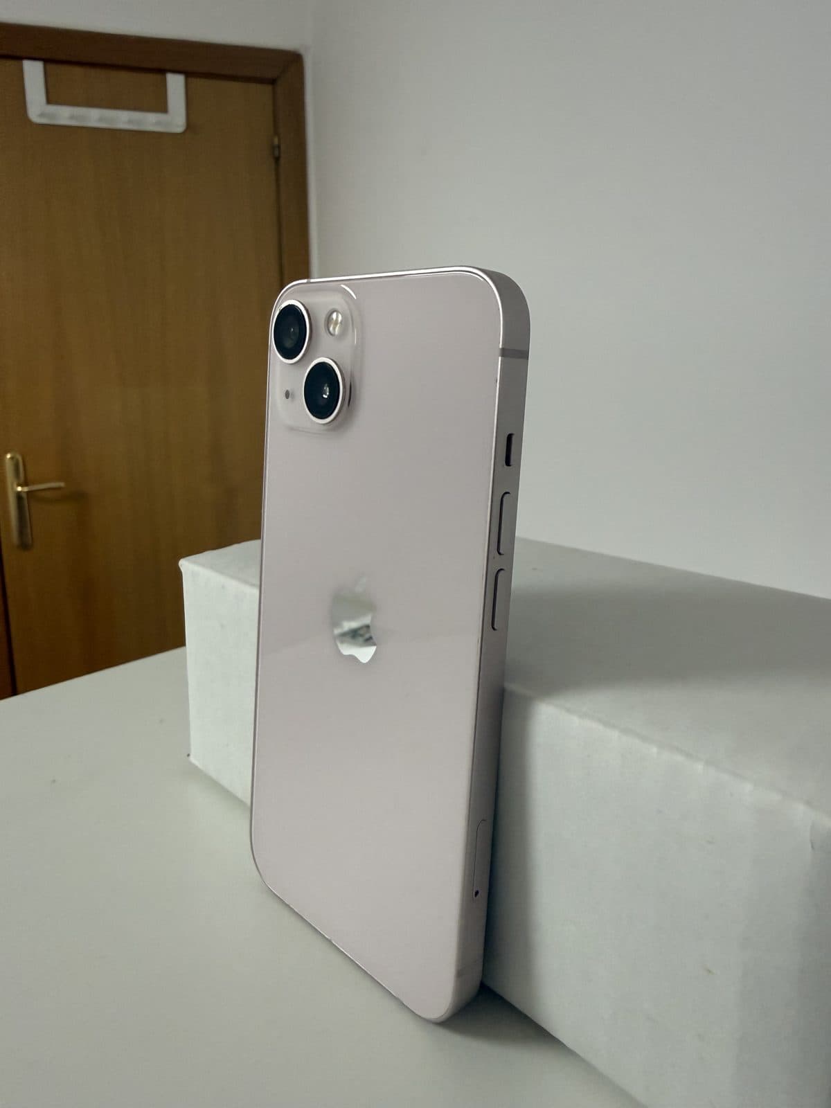 iPhone 13 128GB Rosa reacondicionado, vista lateral
