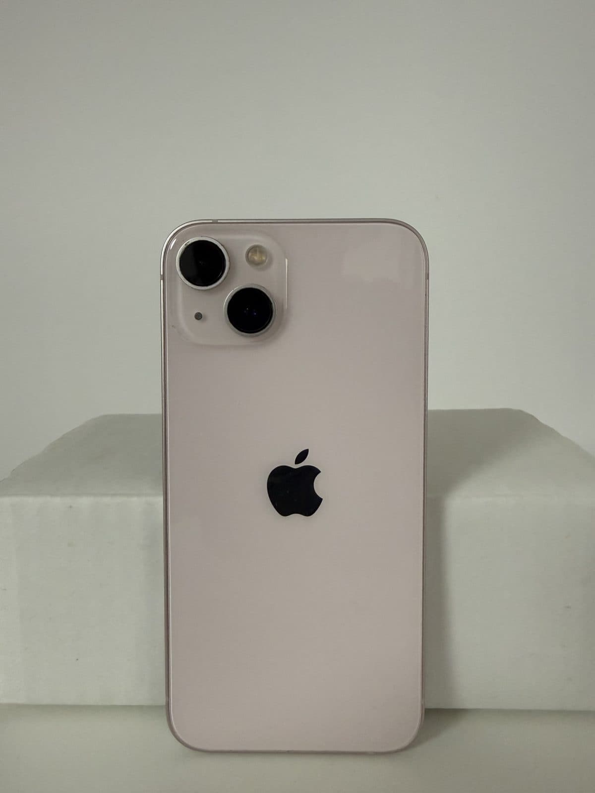 iPhone 13 128GB Rosa reacondicionado, cara trasera