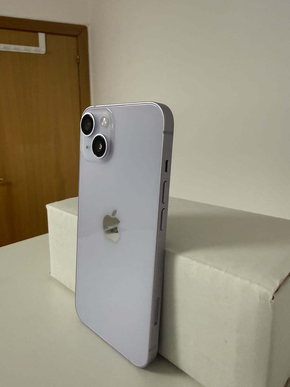 iPhone 14 128GB Púrpura reacondicionado, vista lateral